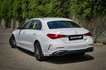 نمای سه رخ عقب بنز C200L